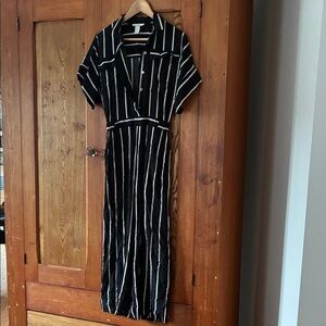 10/25$ 🧁 Chic Black and White Striped jumpsuit
